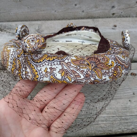 Vintage 50s Hat Brown Yellow Paisley Topper Netting Veil - Picture 7 of 10